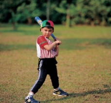 打棒球的男孩图片