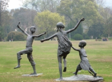 城市雕塑放风争的小孩图片