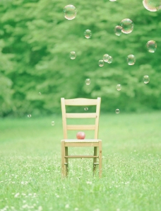 椅子 苹果 草地 水泡 小花图片